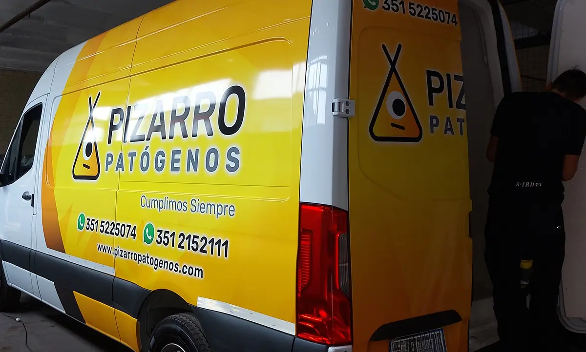 Instalación profesional de gráfica vehicular sobre furgón comercial en Córdoba